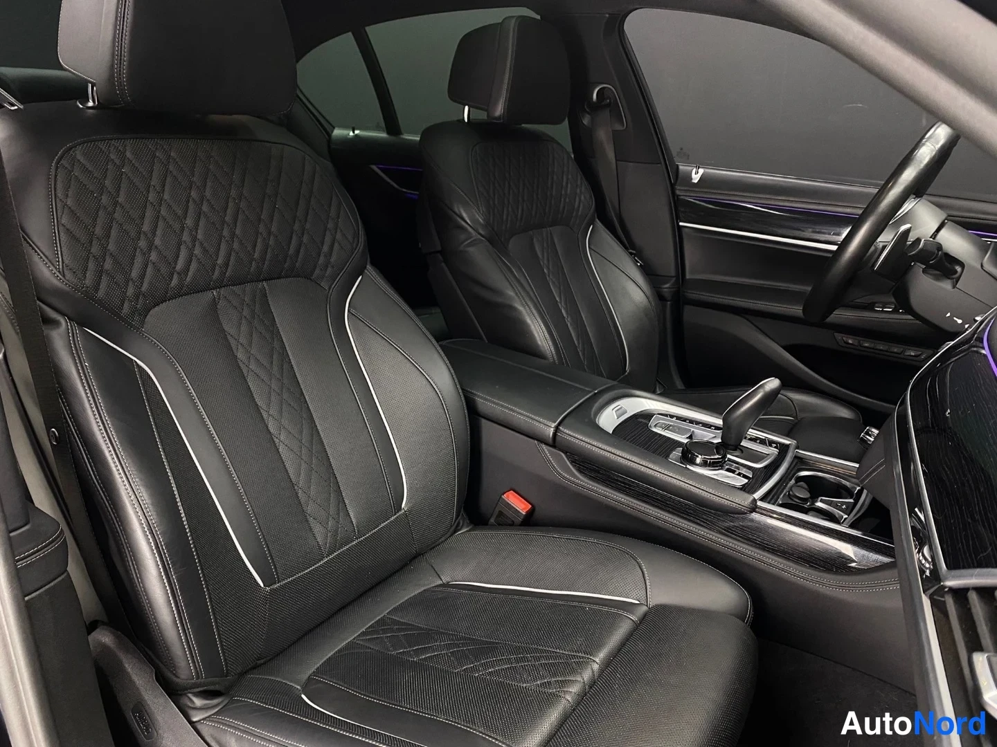 Blå BMW 745 2019, framsäten, bild 15