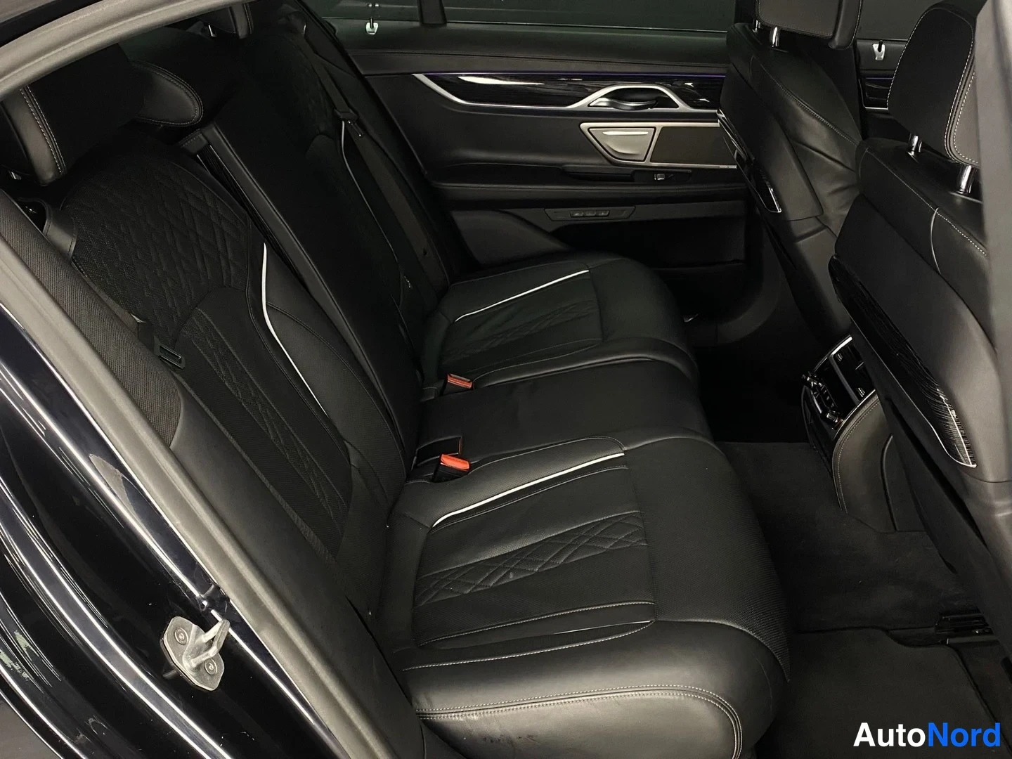 Blå BMW 745 2019, baksäten, bild 16