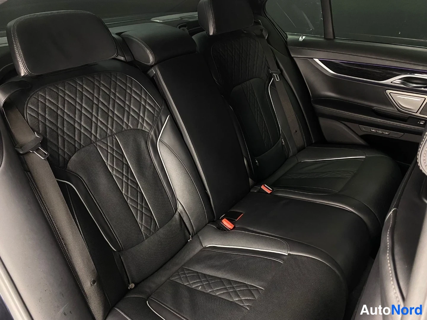 Blå BMW 745 2019, baksäten, bild 18