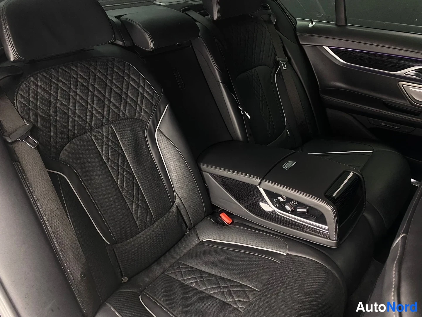 Blå BMW 745 2019, baksäten, bild 17