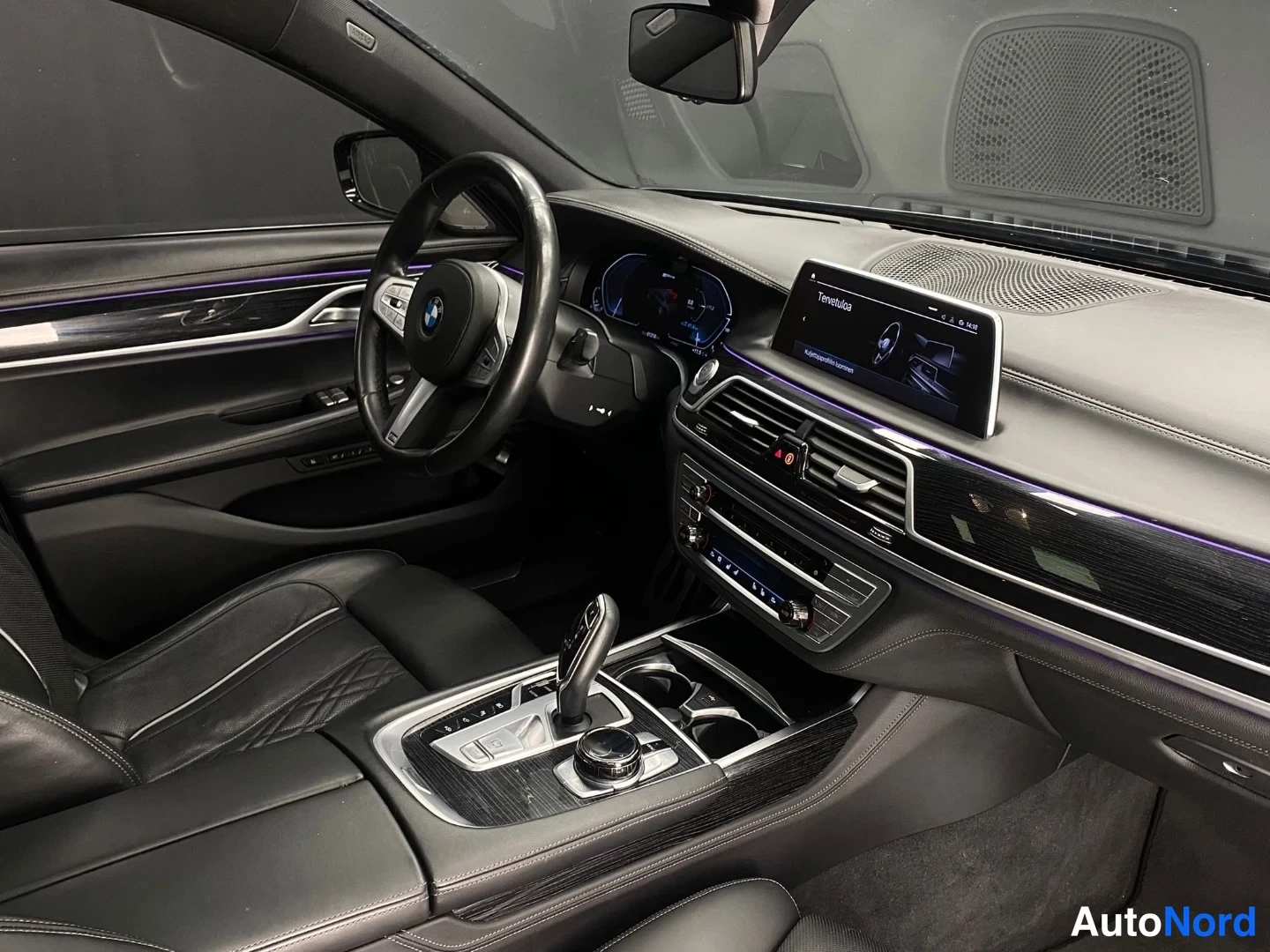Blå BMW 745 2019, förarplats, bild 10