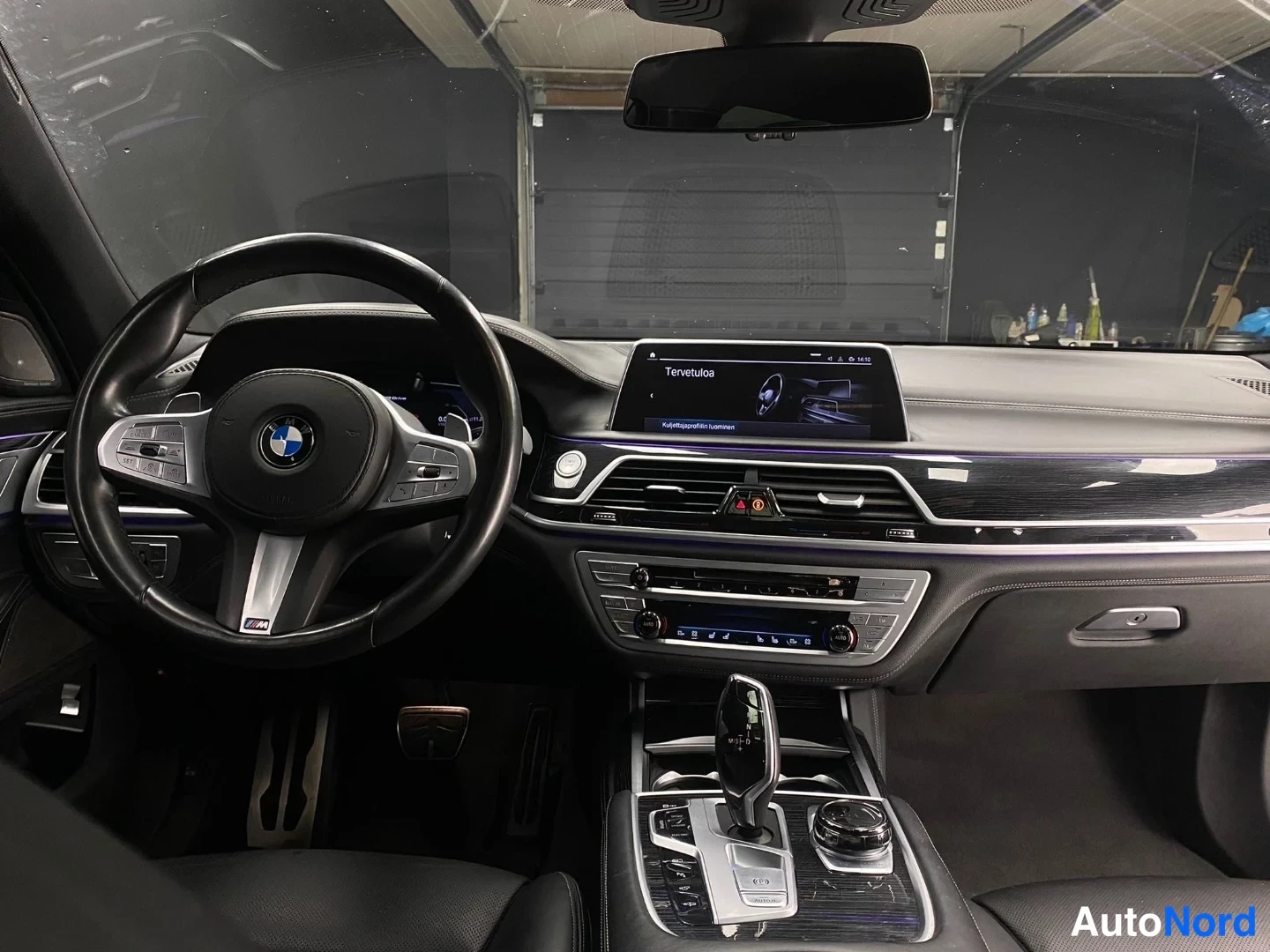 Blå BMW 745 2019, förarplats, bild 11