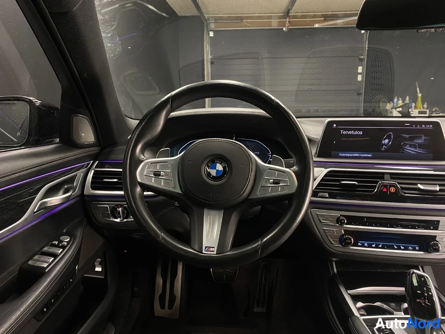 Blå BMW 745 2019, förarplats, bild 12