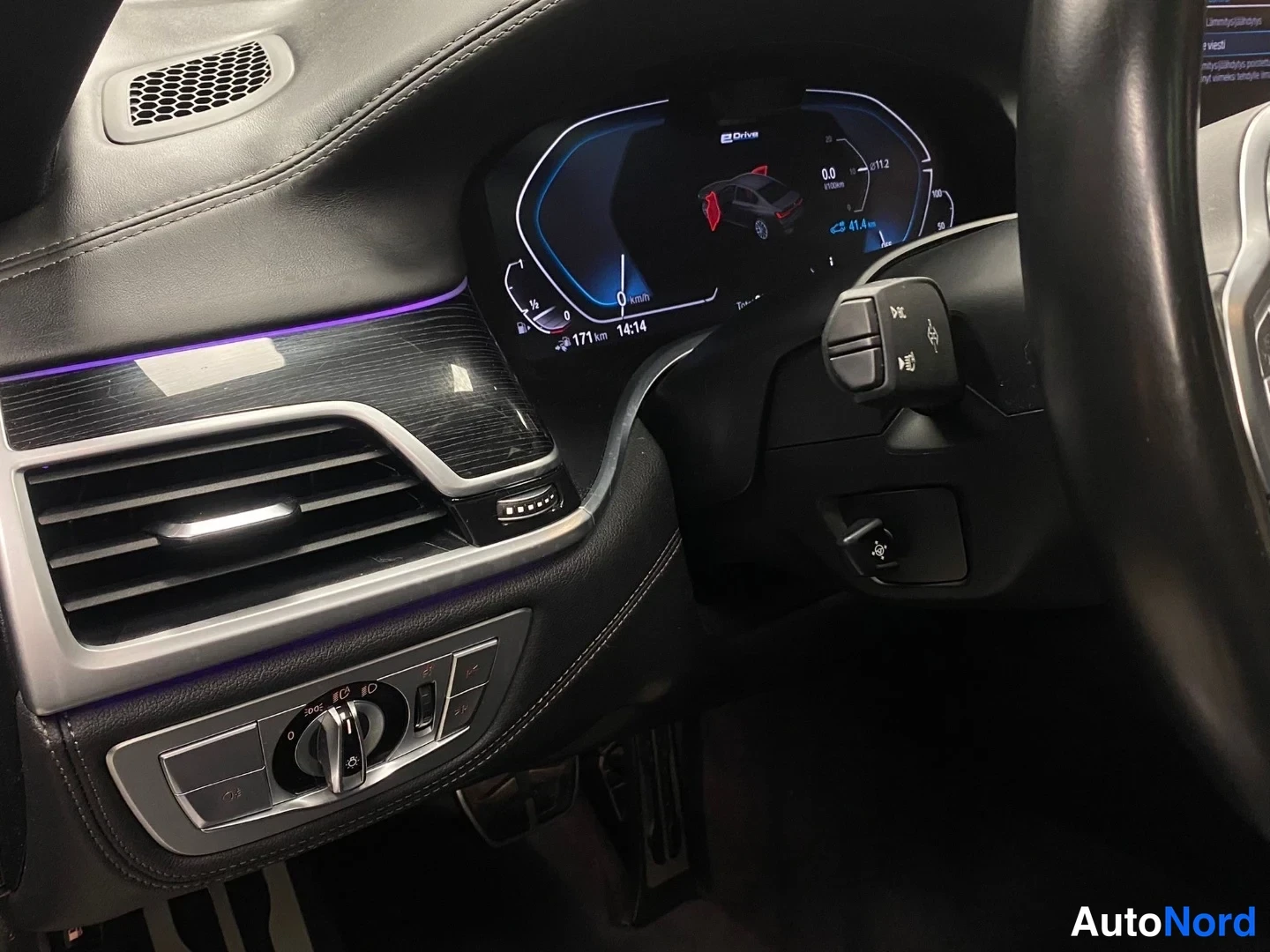 Blå BMW 745 2019, förarplats, bild 13