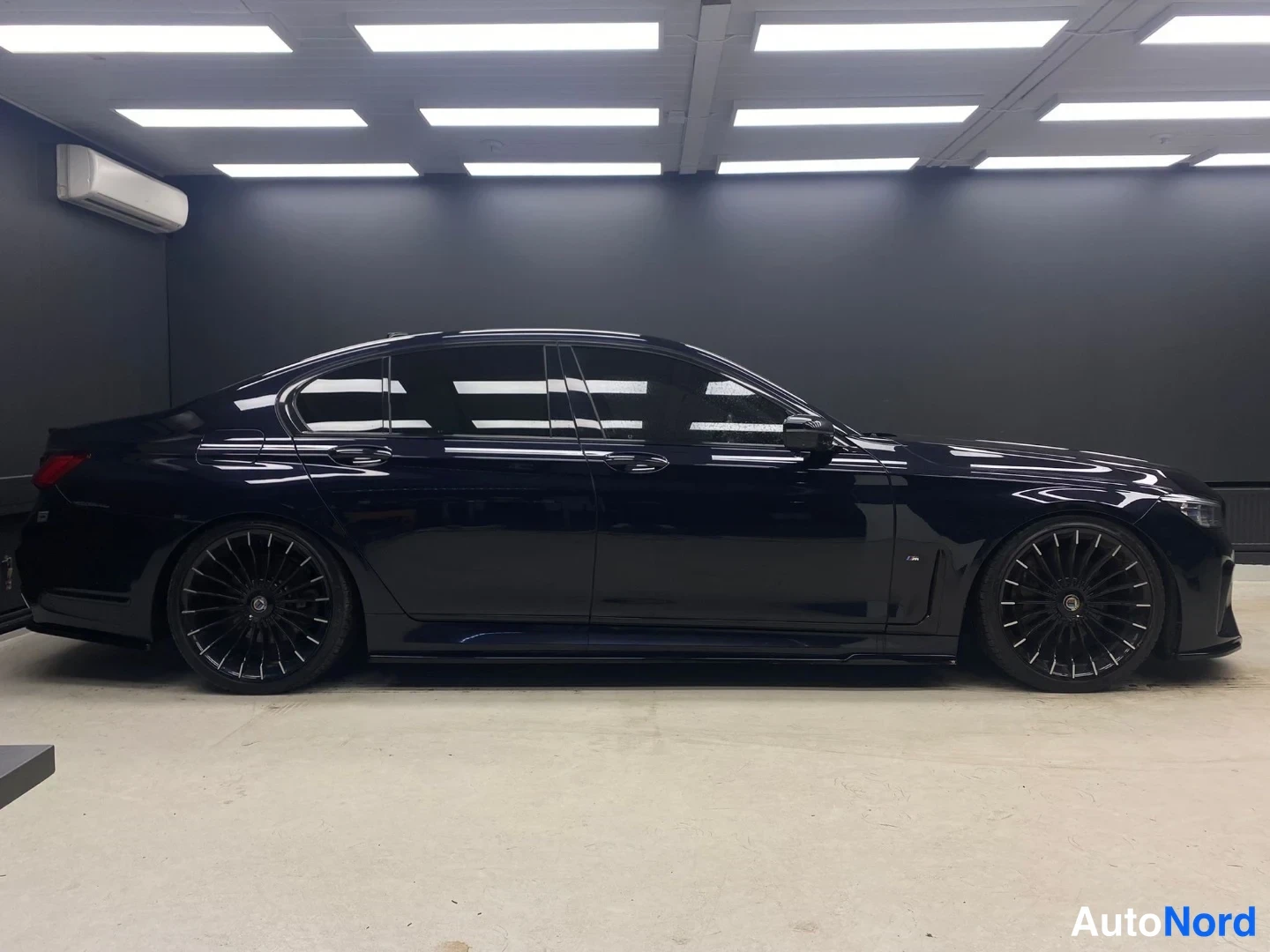 Blå BMW 745 2019, från sidan, bild 5