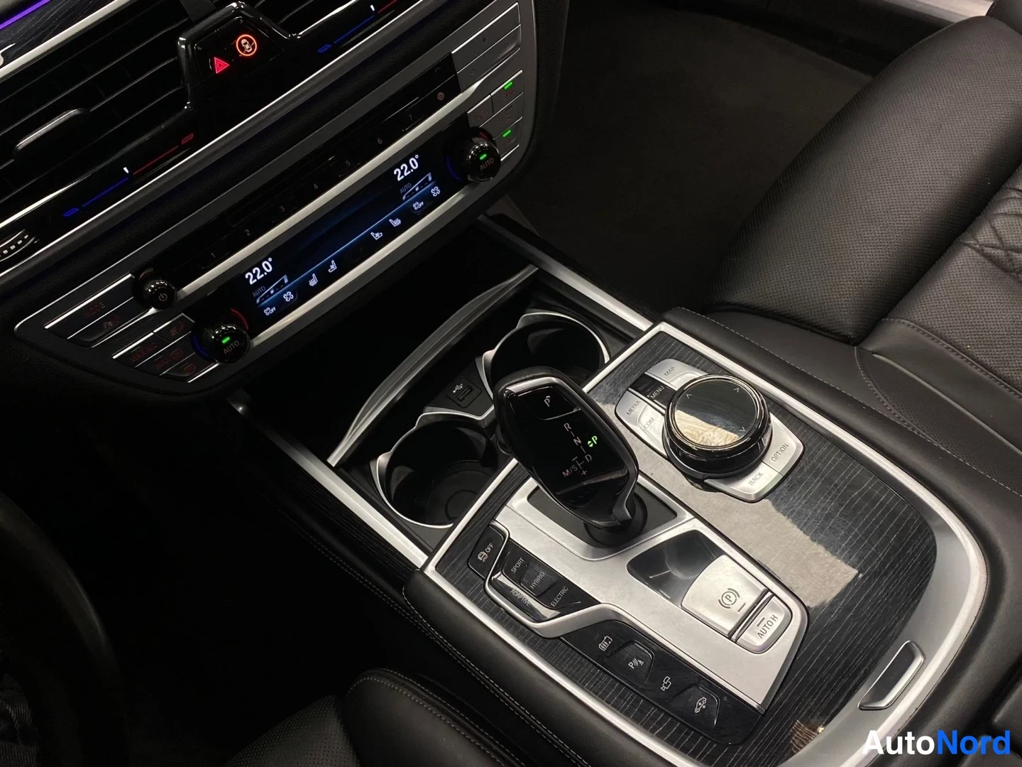 Blå BMW 745 2019, förarplats, bild 14