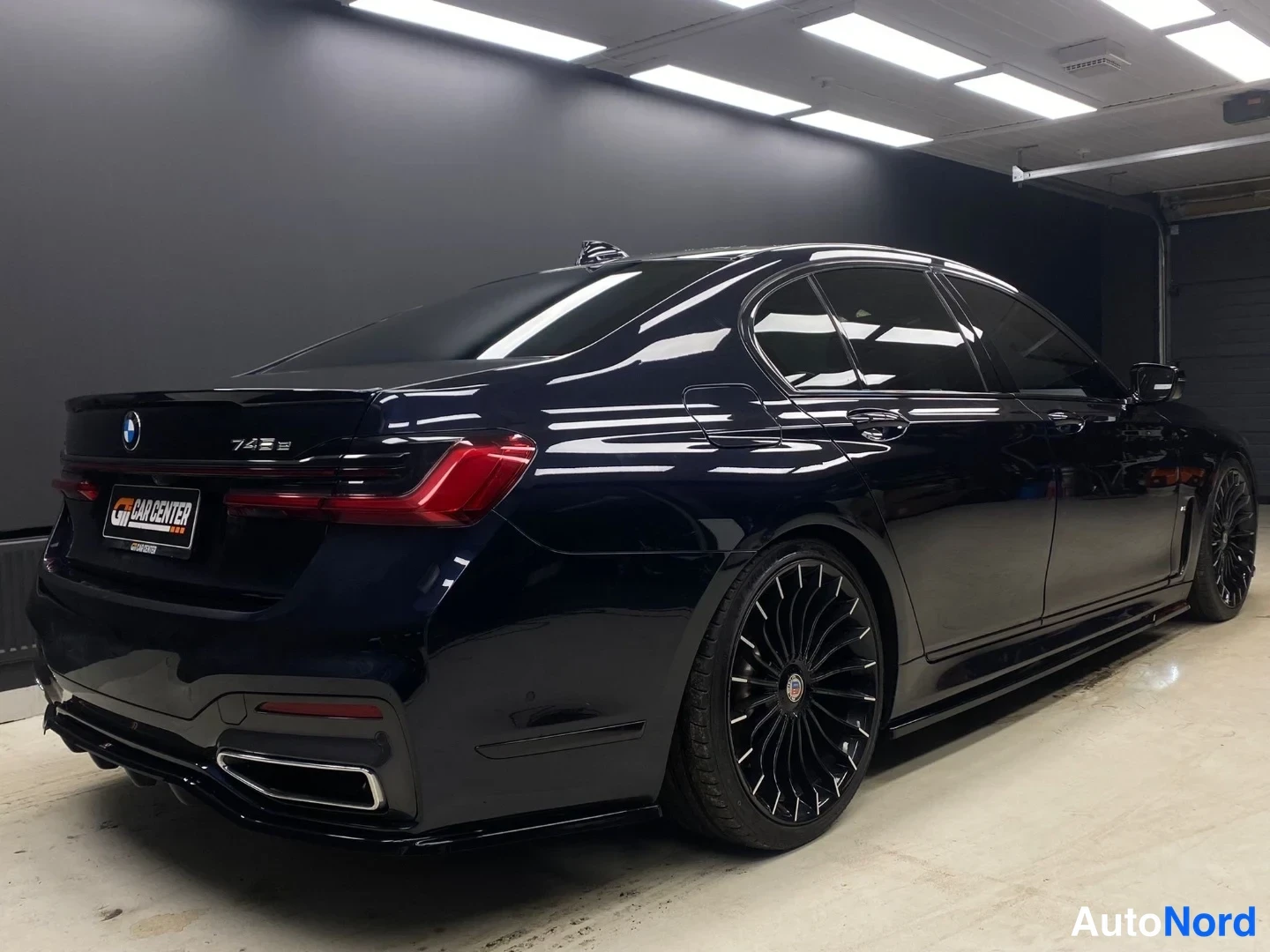 Blå BMW 745 2019, snett bakifrån, bild 6