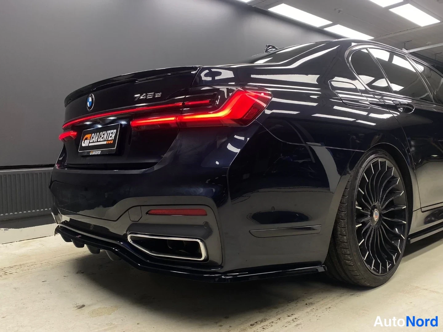 Blå BMW 745 2019, snett bakifrån, bild 7