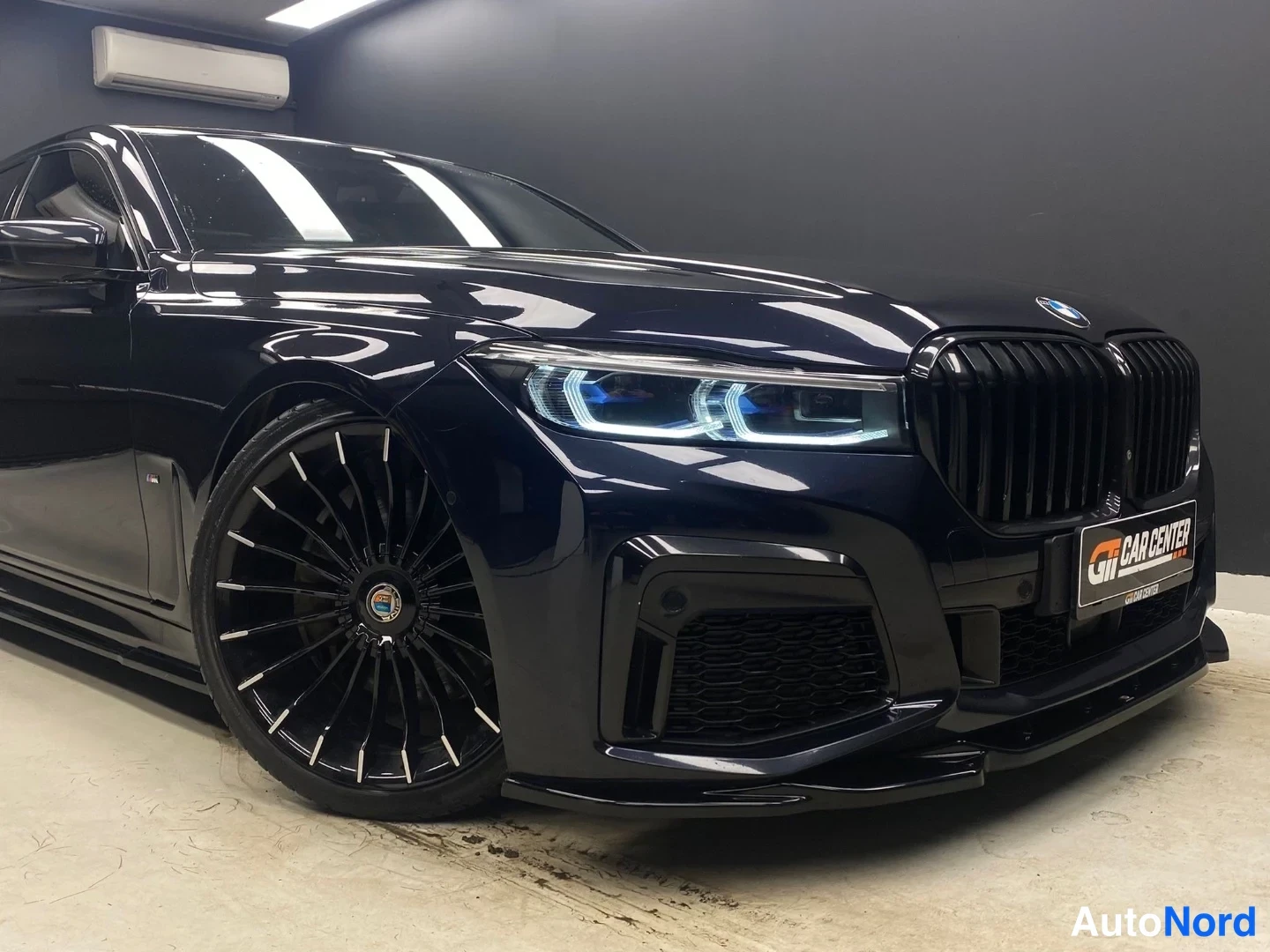 Blå BMW 745 2019, snett framifrån, fronten åt höger, bild 3