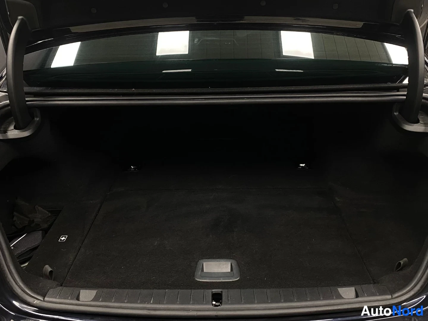 Blå BMW 745 2019, bagageutrymme, bild 19