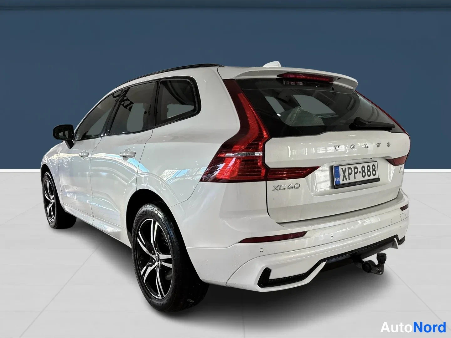 Valkoinen Volvo XC60 2022, takaviisto, kuva 2