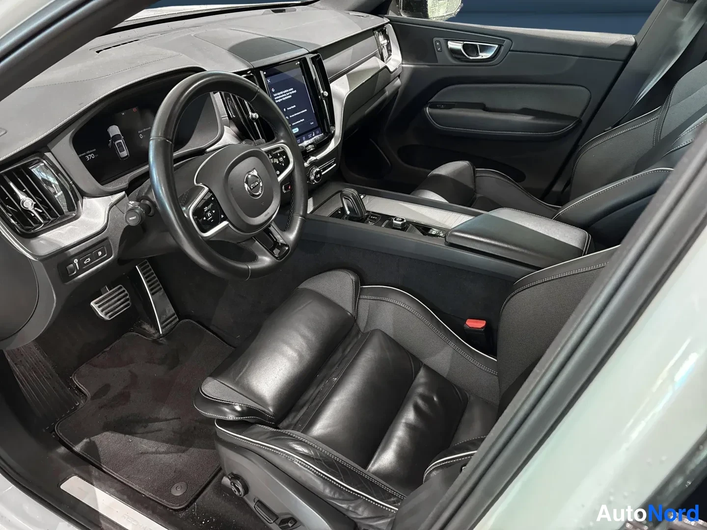 Valkoinen Volvo XC60 2022, ohjaamo, kuva 3