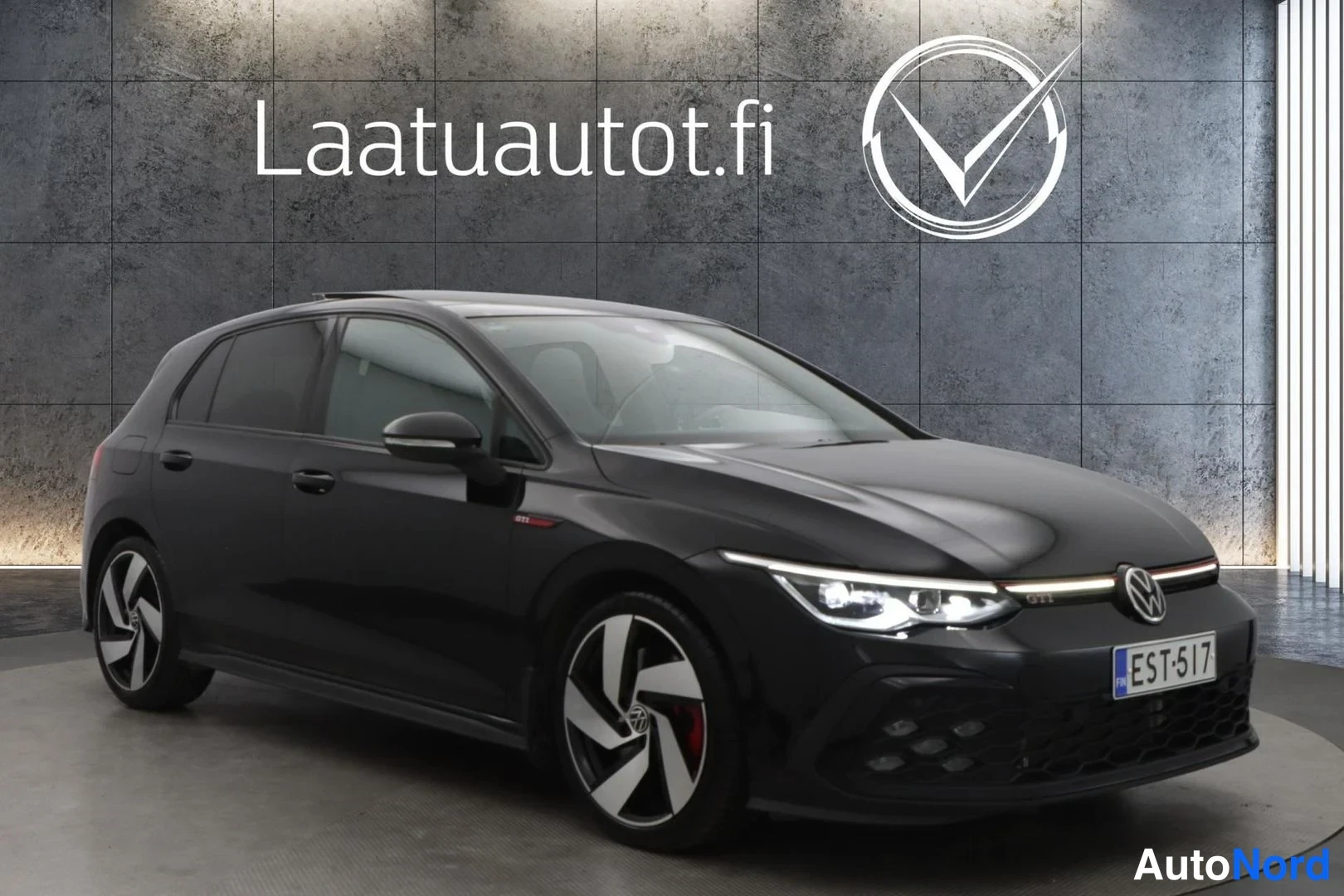 Musta Volkswagen Golf GTI 2021, etuviisto, keula oikealle, kuva 3