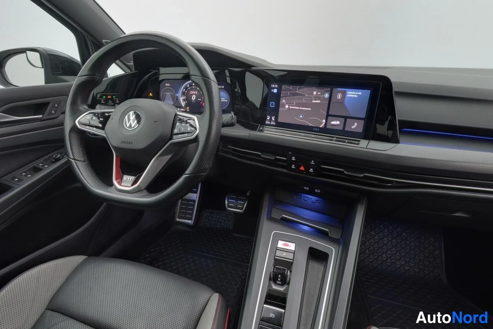 Musta Volkswagen Golf GTI 2021, ohjaamo, kuva 8