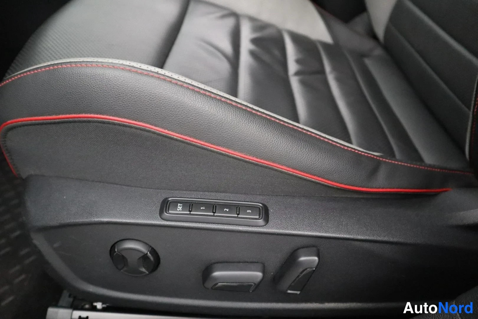 Musta Volkswagen Golf GTI 2021, yksityiskohta, kuva 21