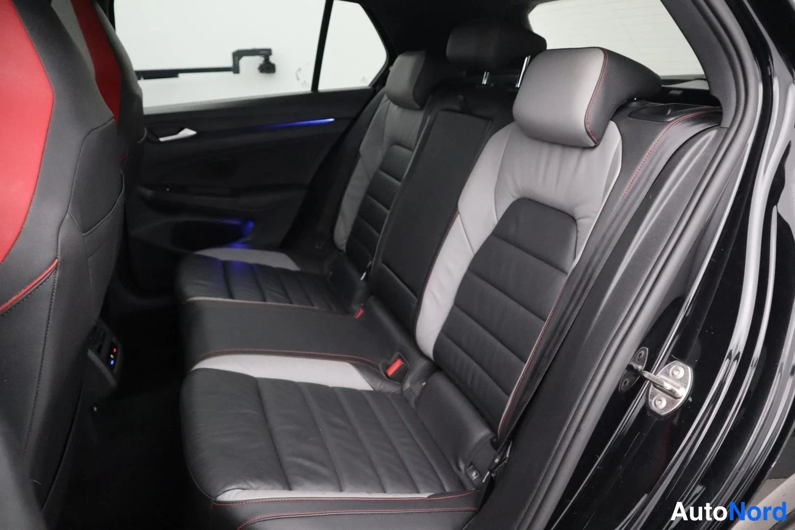 Musta Volkswagen Golf GTI 2021, takaistuimet, kuva 13