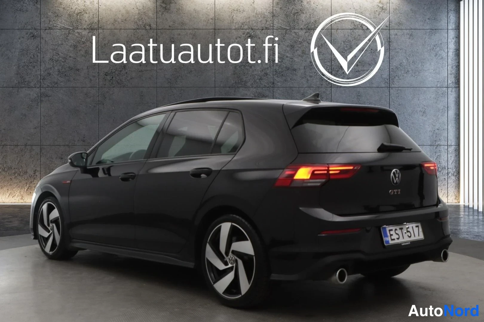 Musta Volkswagen Golf GTI 2021, takaviisto, kuva 5