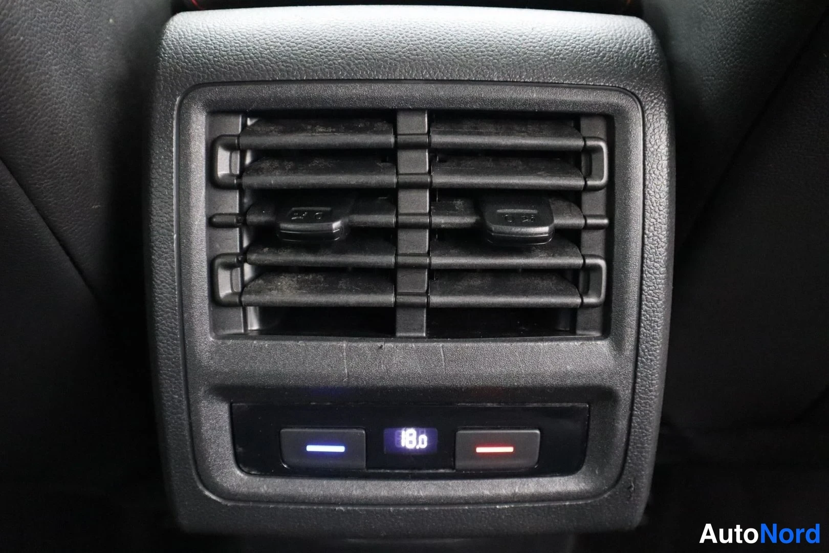 Musta Volkswagen Golf GTI 2021, yksityiskohta, kuva 23