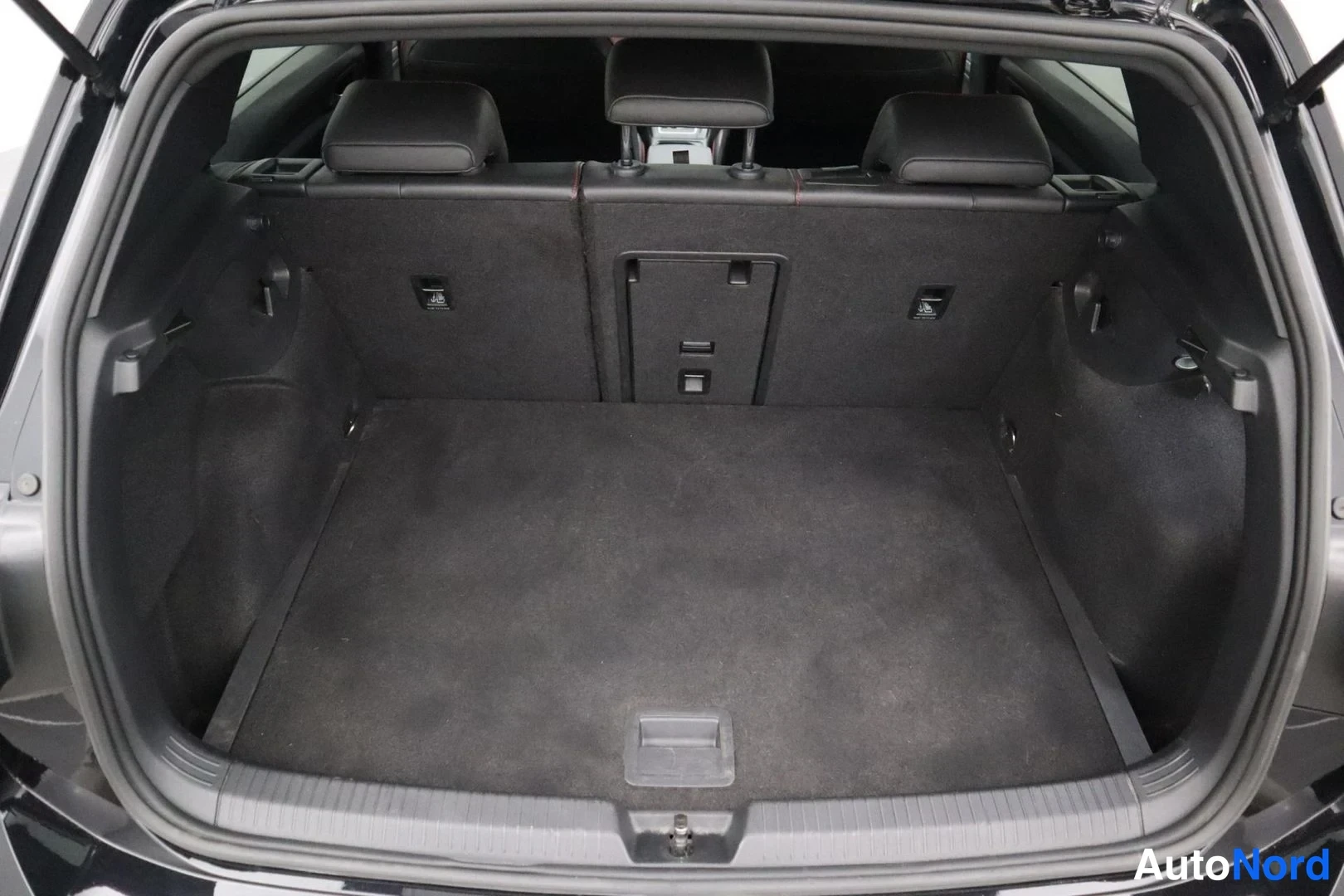 Musta Volkswagen Golf GTI 2021, tavaratila, kuva 15