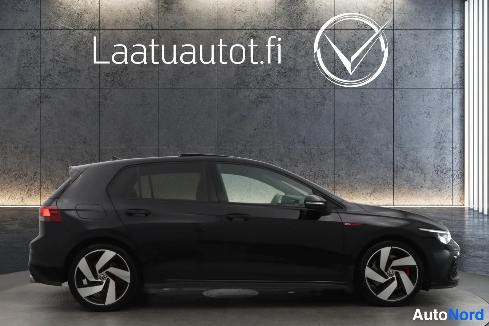 Musta Volkswagen Golf GTI 2021, sivulta, kuva 4