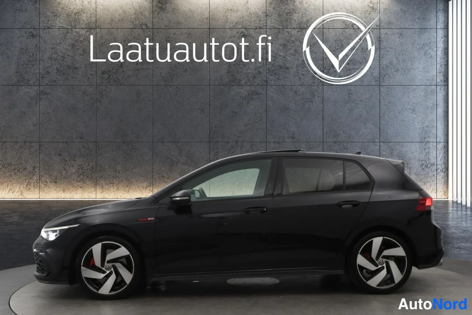 Musta Volkswagen Golf GTI 2021, etuviisto, keula vasemmalle, kuva 2