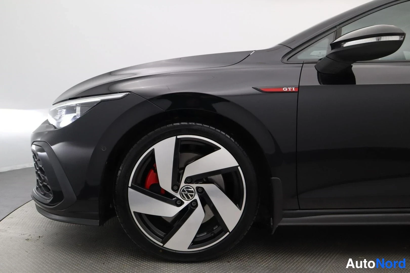 Musta Volkswagen Golf GTI 2021, yksityiskohta, kuva 16