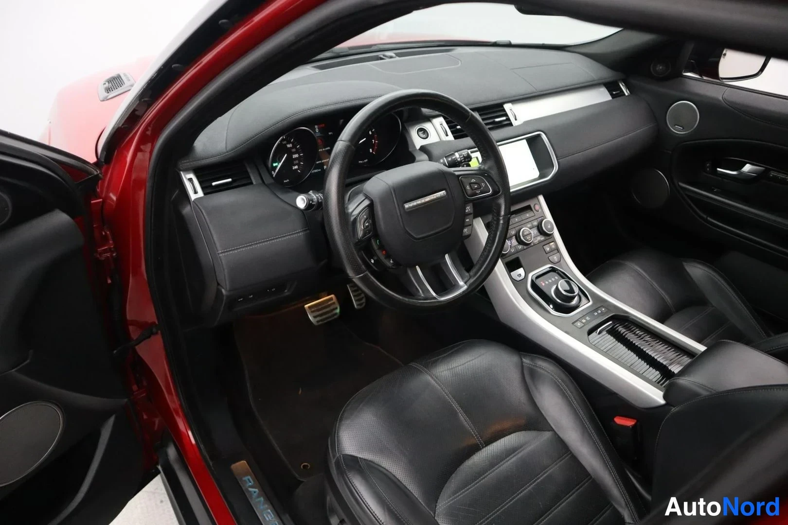 Punainen Land Rover Range Rover Evoque 2017, ohjaamo, kuva 11