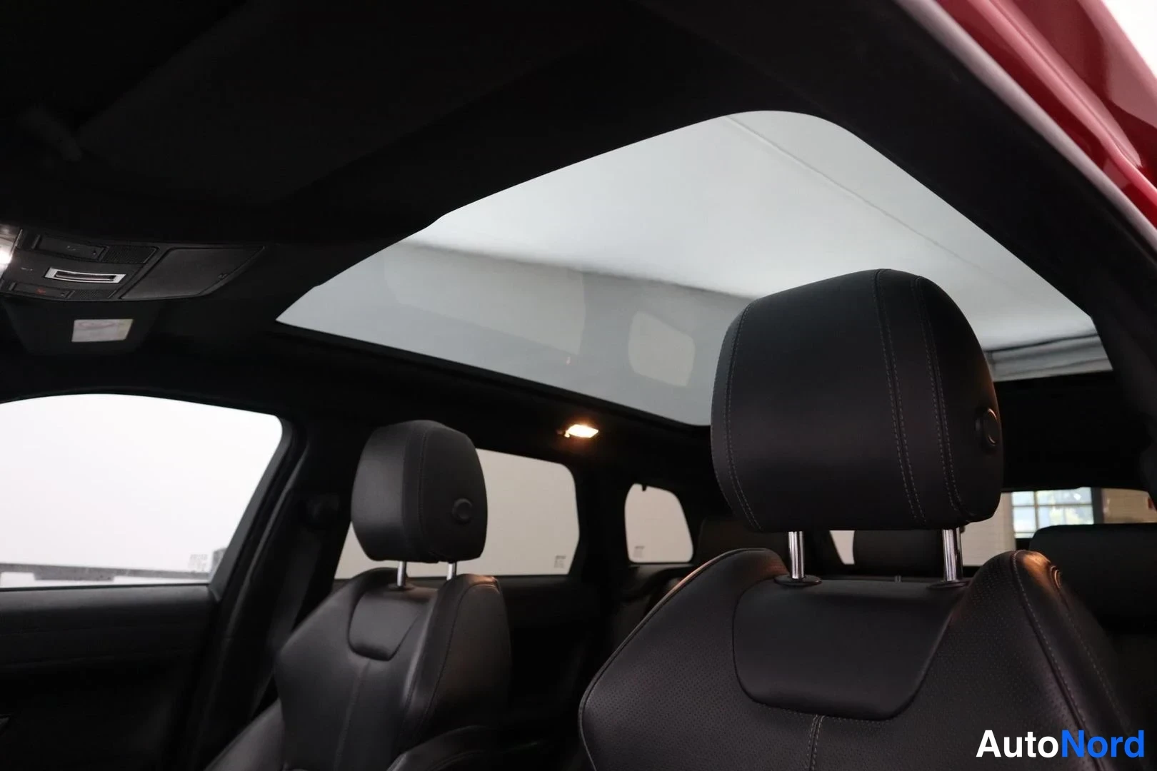 Punainen Land Rover Range Rover Evoque 2017, ohjaamo, kuva 12