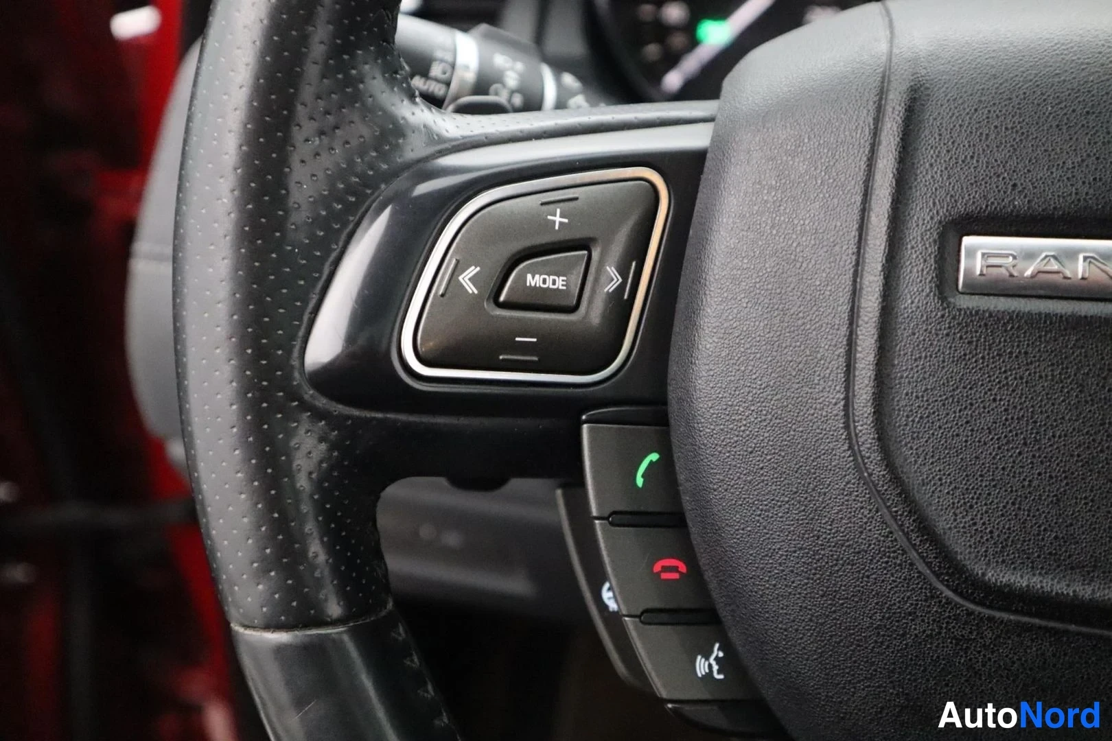 Punainen Land Rover Range Rover Evoque 2017, yksityiskohta, kuva 21