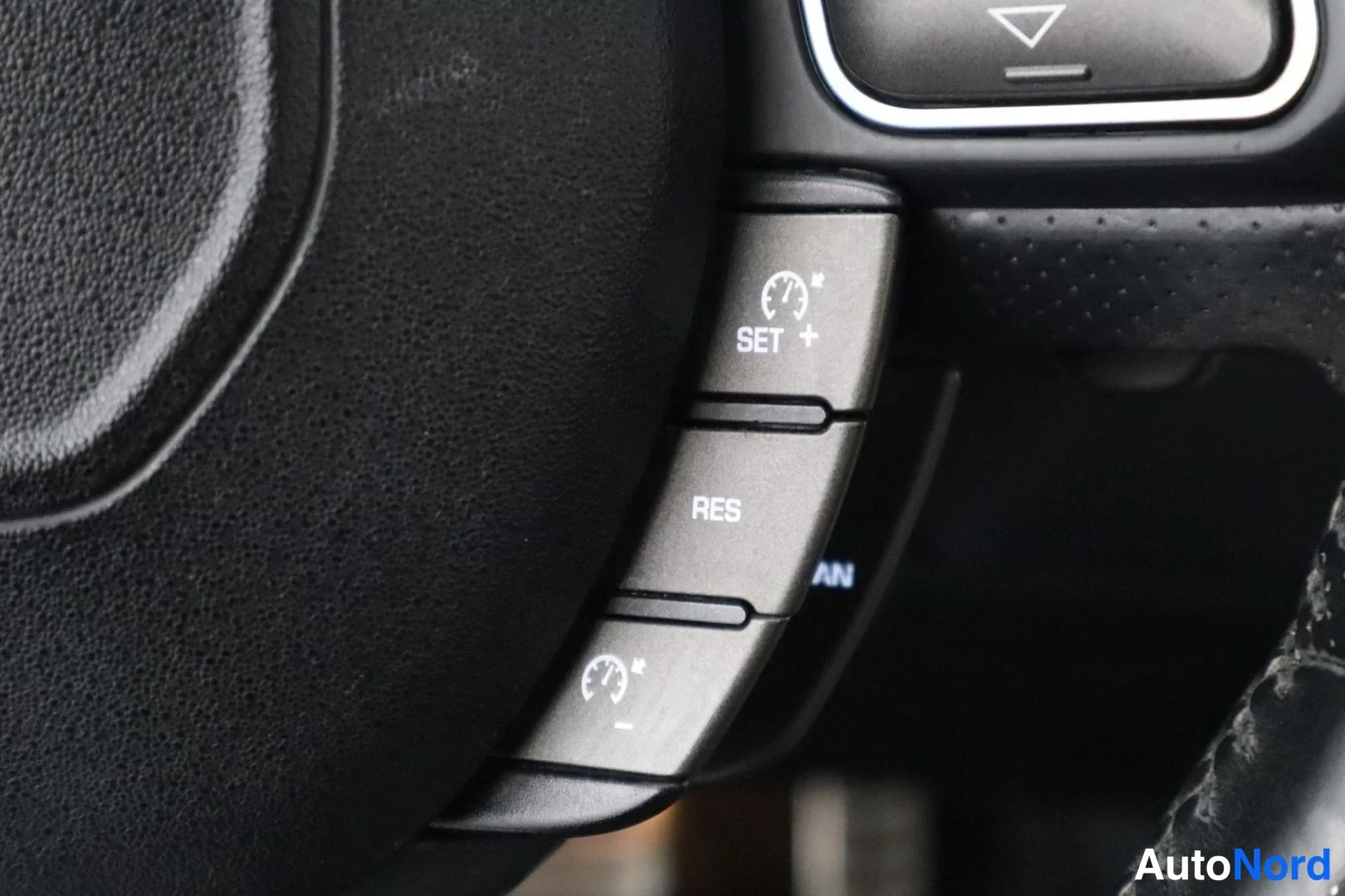 Punainen Land Rover Range Rover Evoque 2017, yksityiskohta, kuva 23