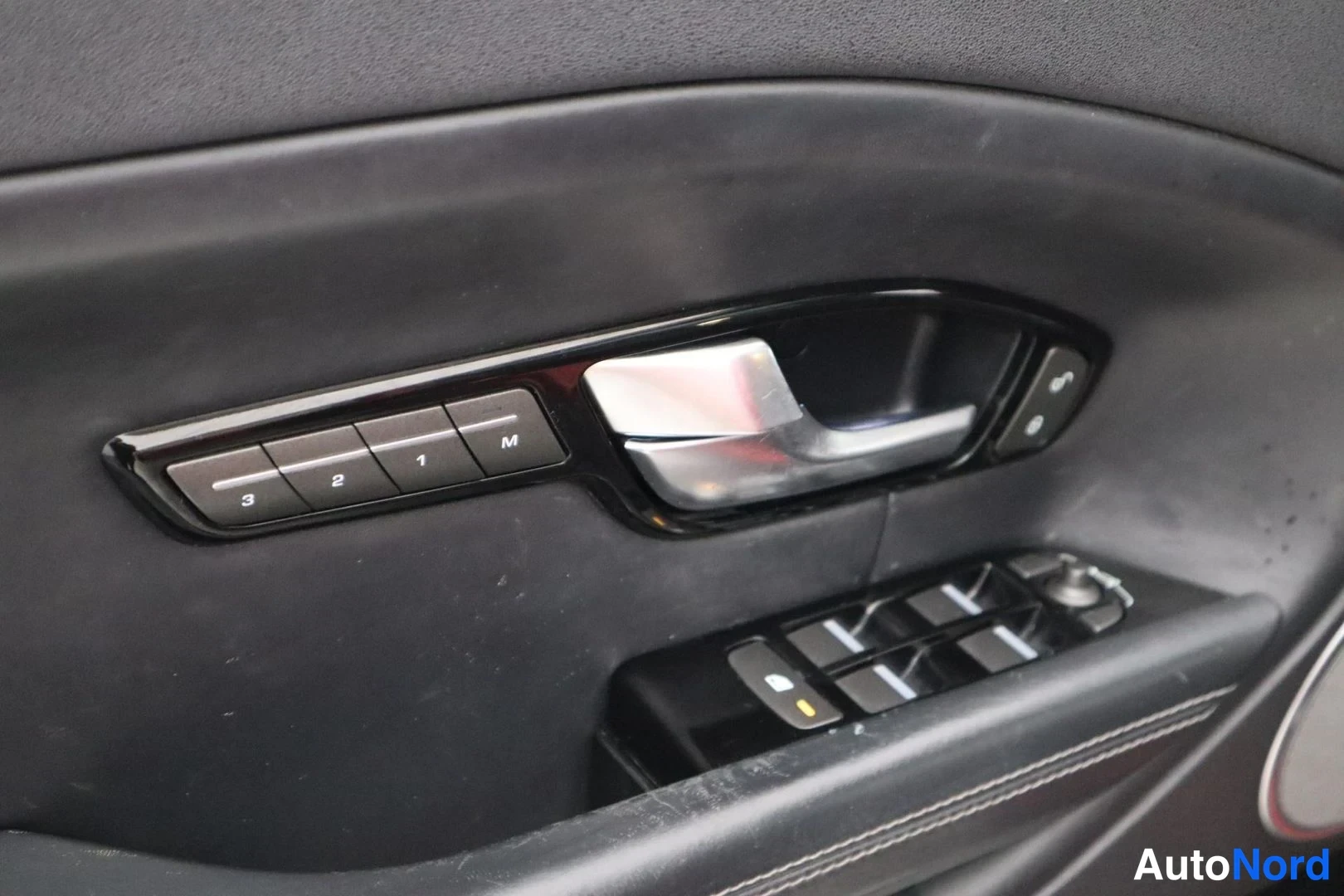 Punainen Land Rover Range Rover Evoque 2017, yksityiskohta, kuva 25