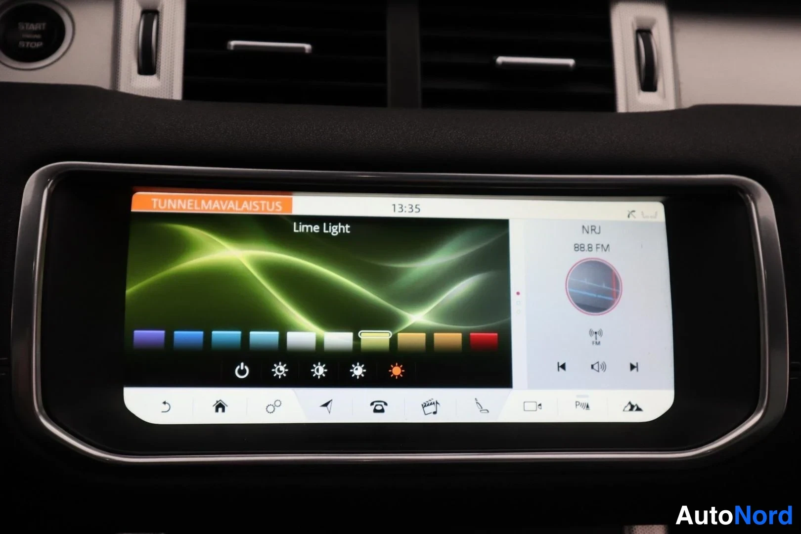 Punainen Land Rover Range Rover Evoque 2017, kuva 39