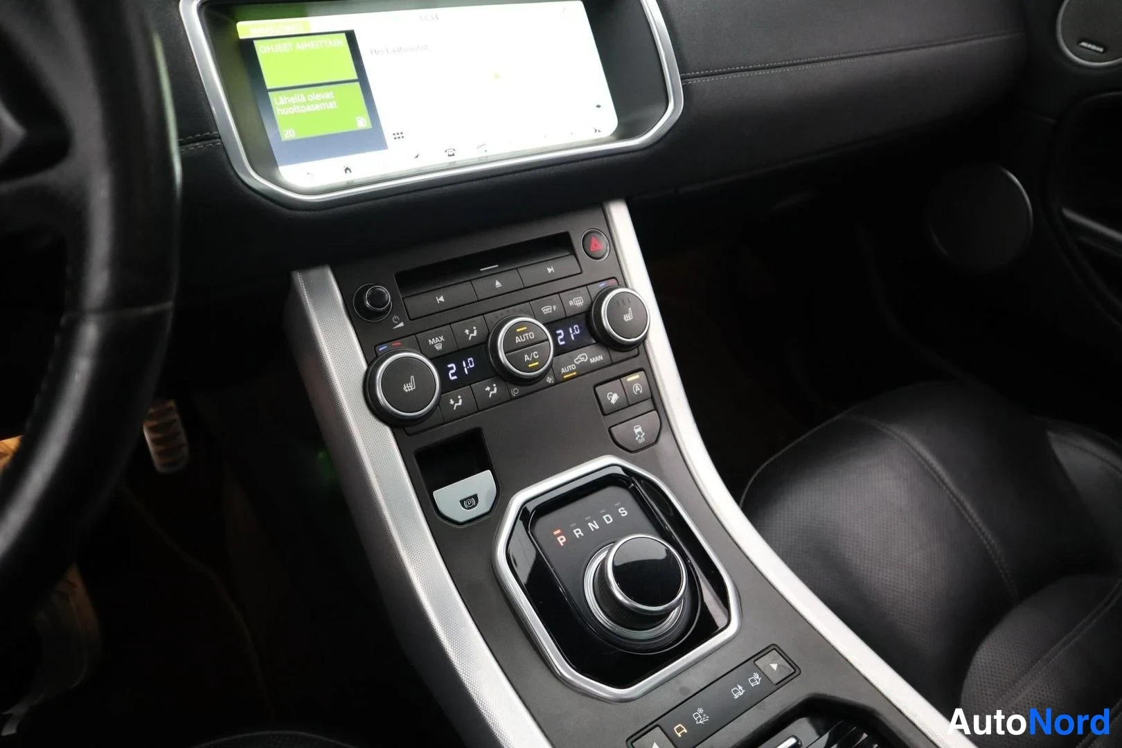 Punainen Land Rover Range Rover Evoque 2017, ohjaamo, kuva 13