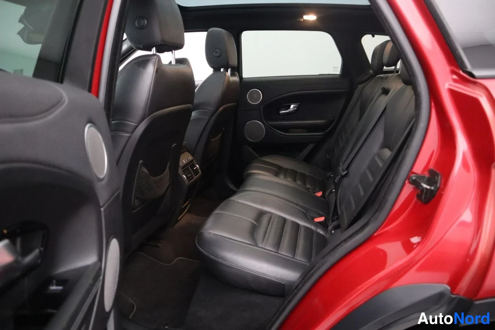 Punainen Land Rover Range Rover Evoque 2017, takaistuimet, kuva 16