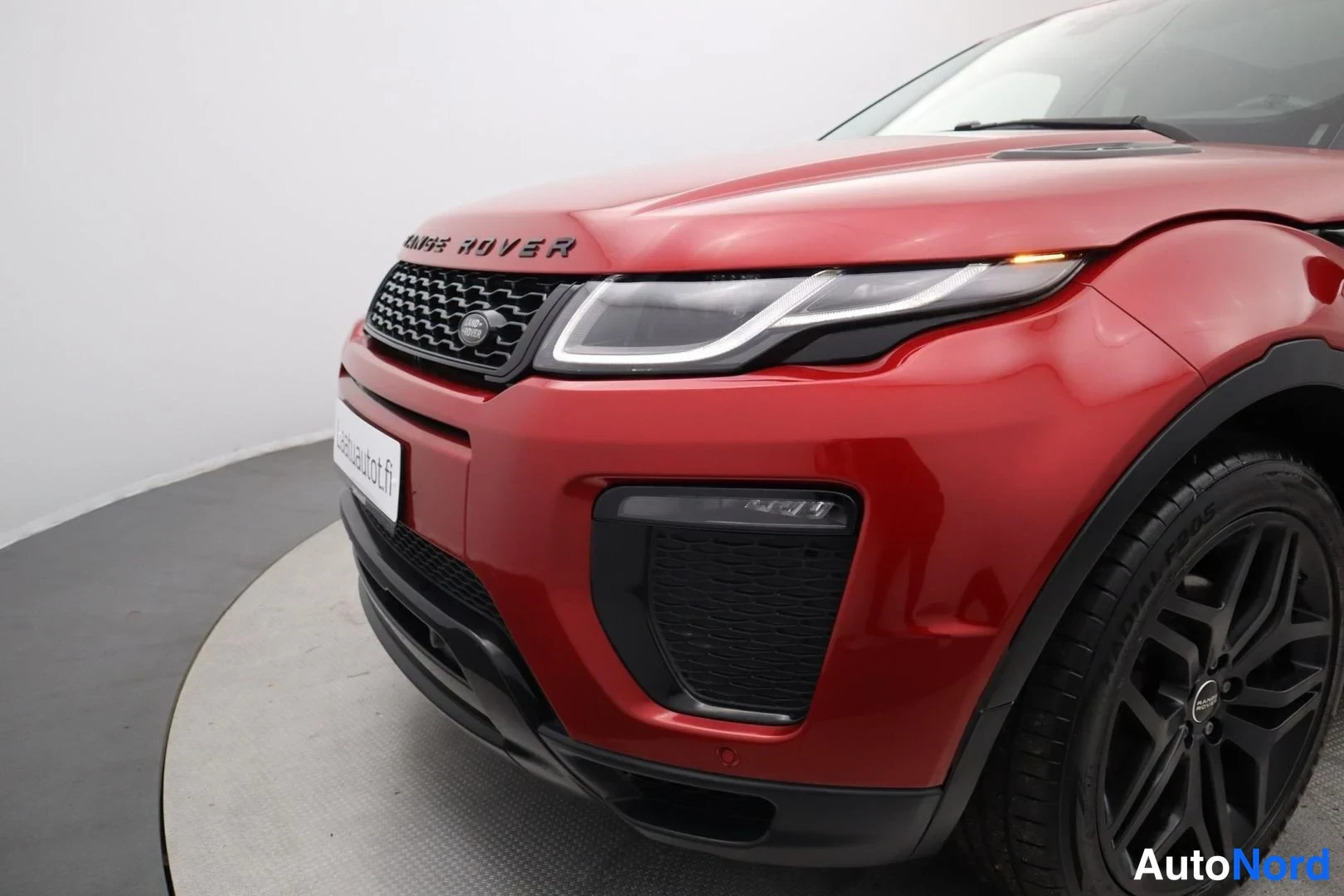 Punainen Land Rover Range Rover Evoque 2017, etuviisto, keula vasemmalle, kuva 3