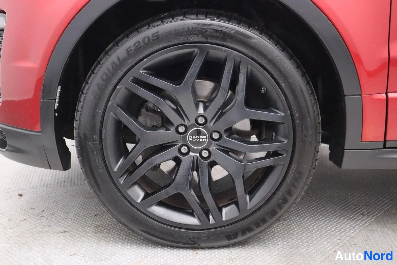 Punainen Land Rover Range Rover Evoque 2017, yksityiskohta, kuva 17