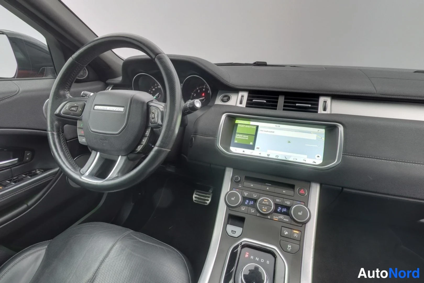 Punainen Land Rover Range Rover Evoque 2017, ohjaamo, kuva 9