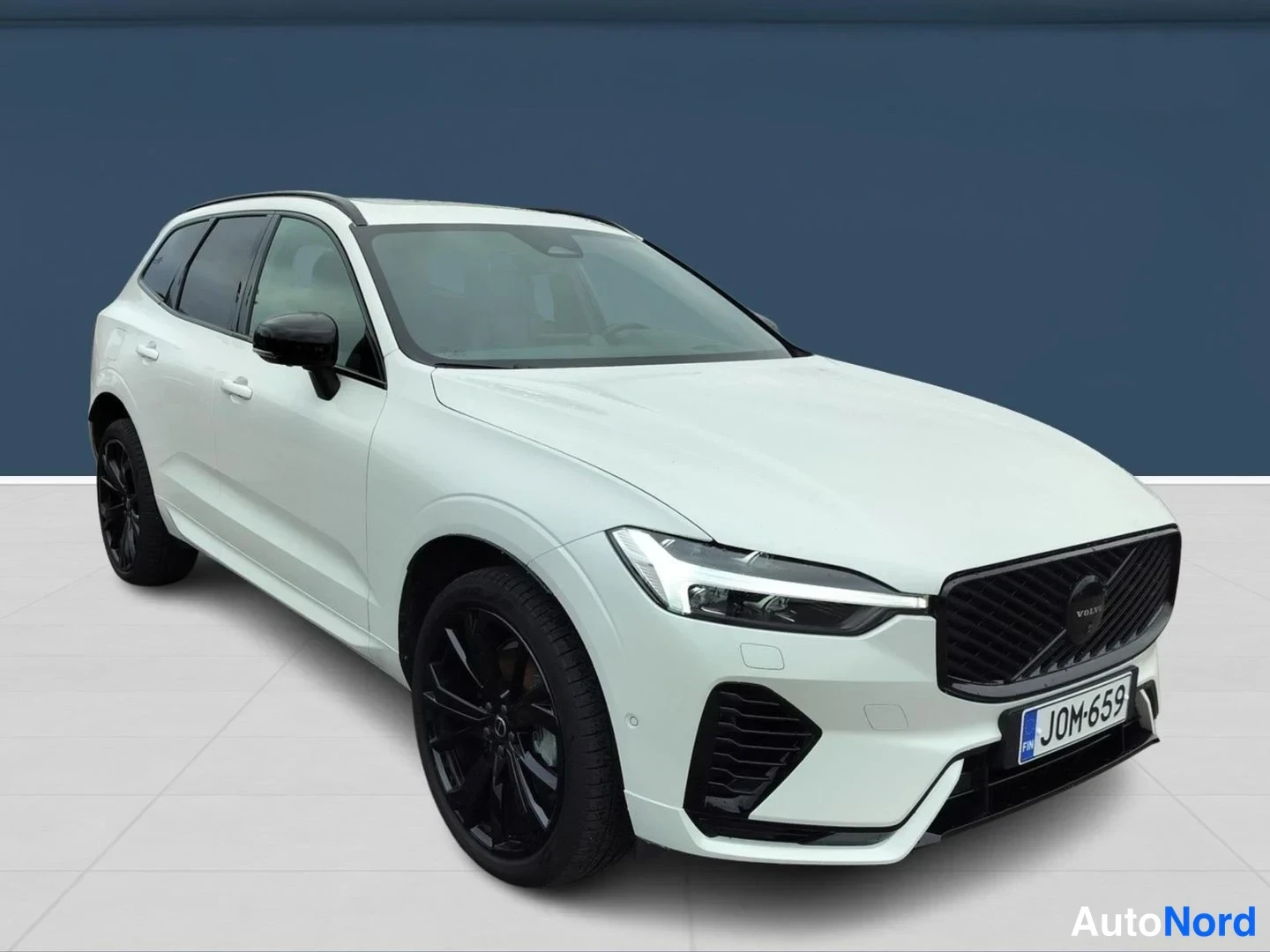 Valkoinen Volvo XC60 2026, etuviisto, keula oikealle, kuva 3