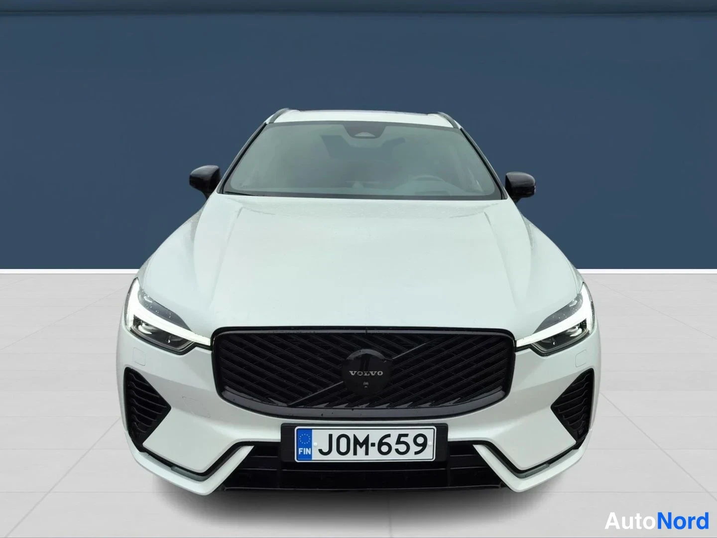 Valkoinen Volvo XC60 2026, edestä, kuva 4
