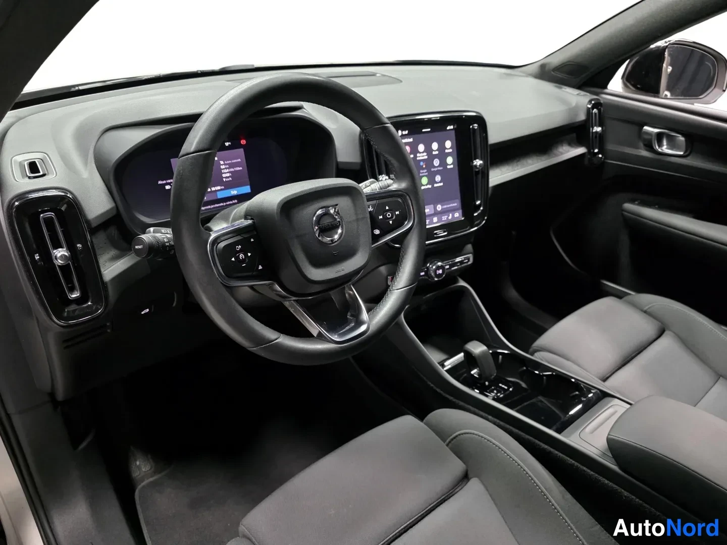 Ruskea Volvo XC40 2023, ohjaamo, kuva 8