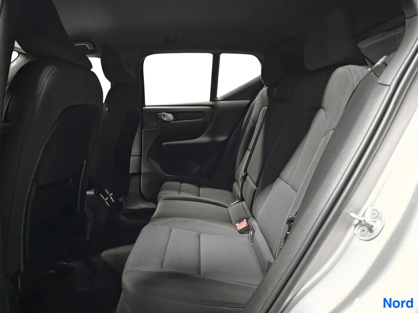 Ruskea Volvo XC40 2023, takaistuimet, kuva 13