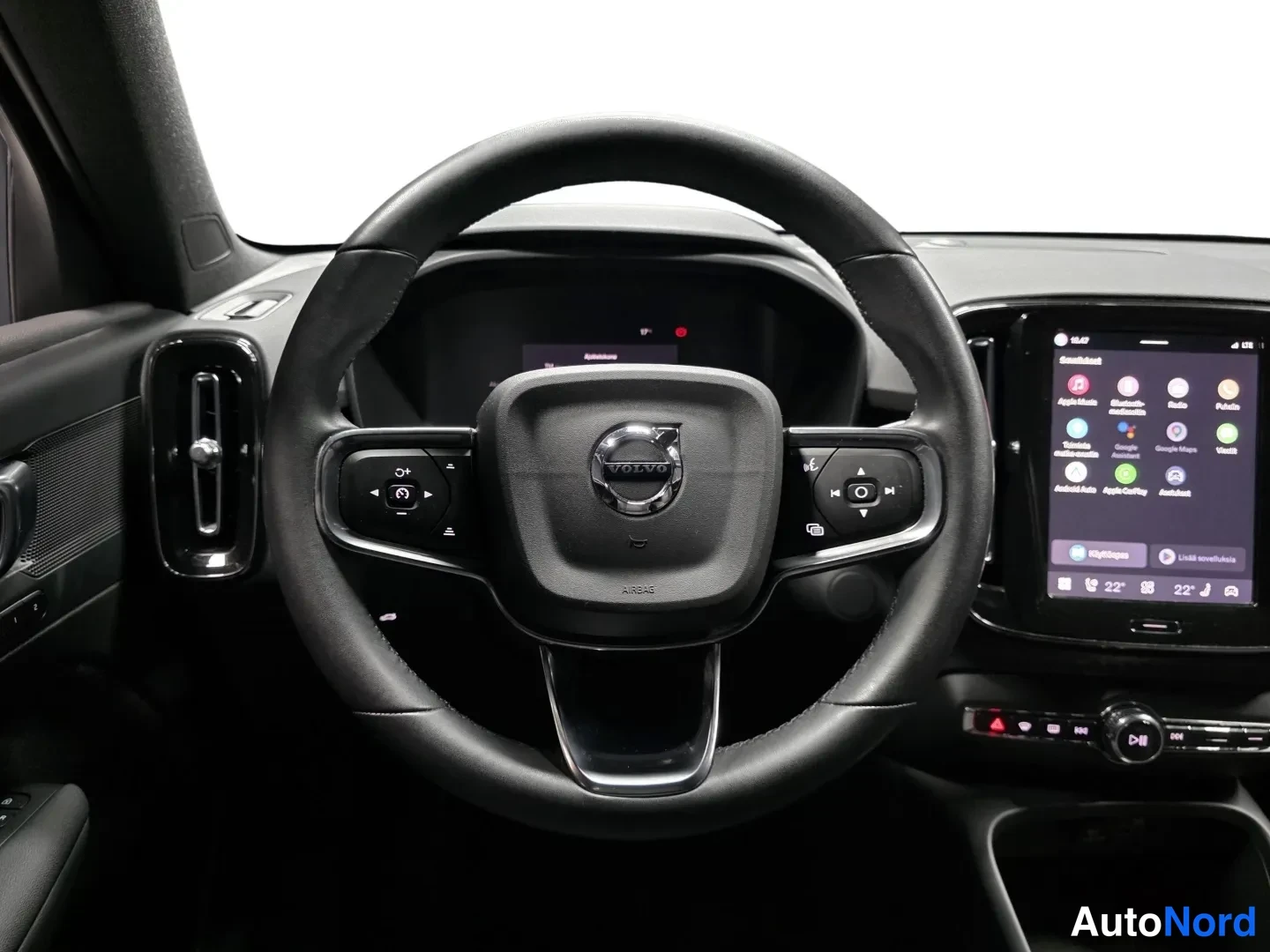 Ruskea Volvo XC40 2023, ohjaamo, kuva 9