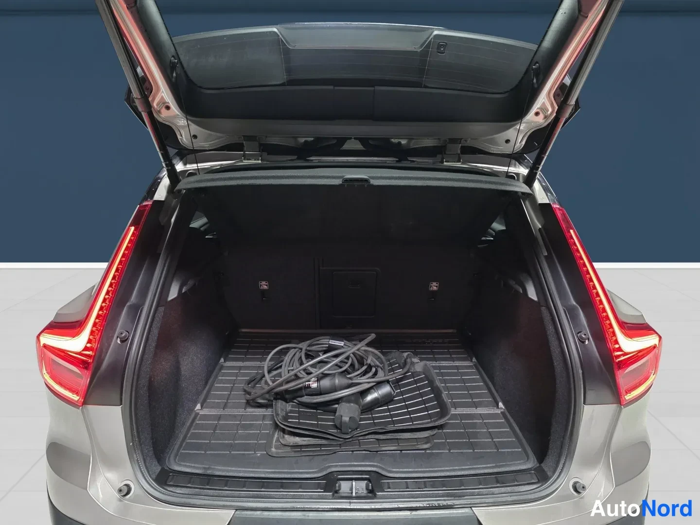 Ruskea Volvo XC40 2023, tavaratila, kuva 14