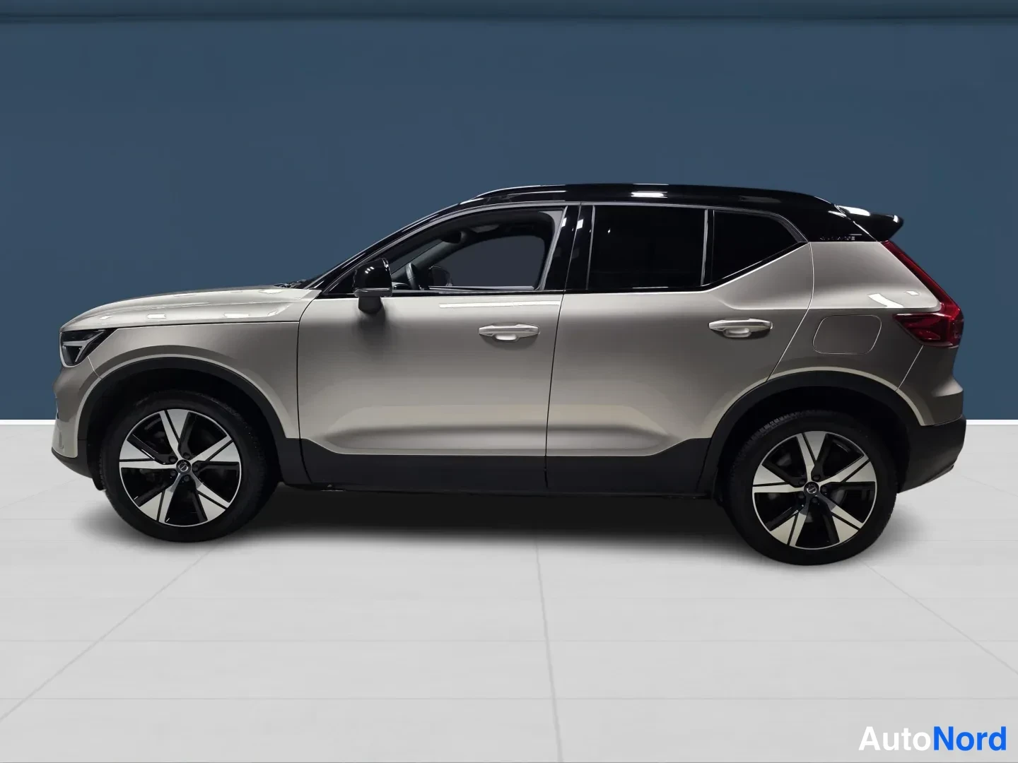 Ruskea Volvo XC40 2023, sivulta, kuva 4
