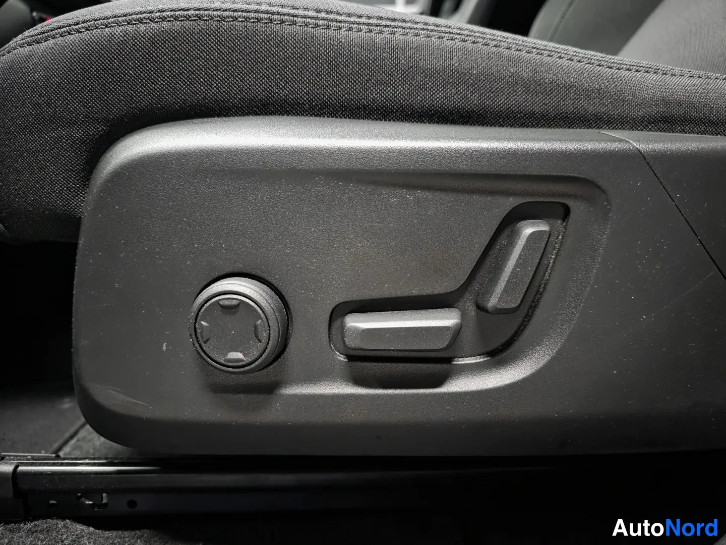 Ruskea Volvo XC40 2023, yksityiskohta, kuva 18