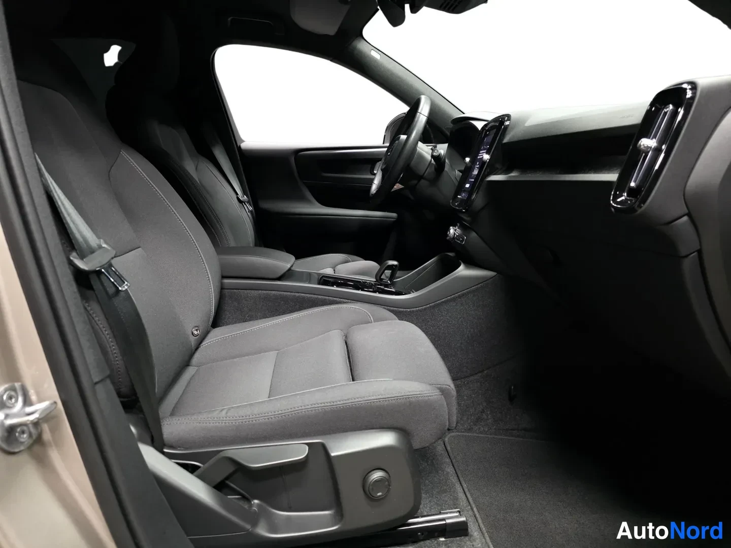 Ruskea Volvo XC40 2023, etuistuimet, kuva 12