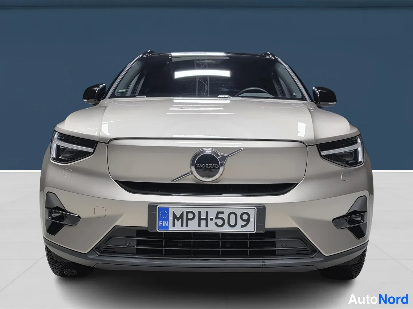 Ruskea Volvo XC40 2023, edestä, kuva 3