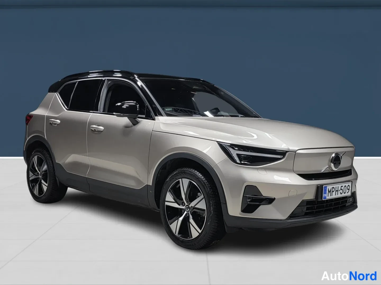 Ruskea Volvo XC40 2023, etuviisto, keula oikealle, kuva 2