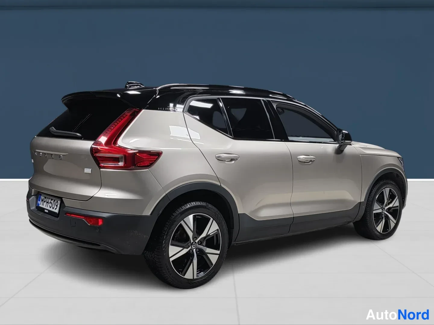 Ruskea Volvo XC40 2023, takaviisto, kuva 5