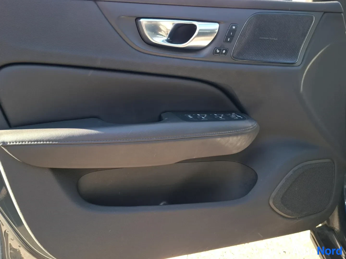 Sininen Volvo V60 2024, yksityiskohta, kuva 4